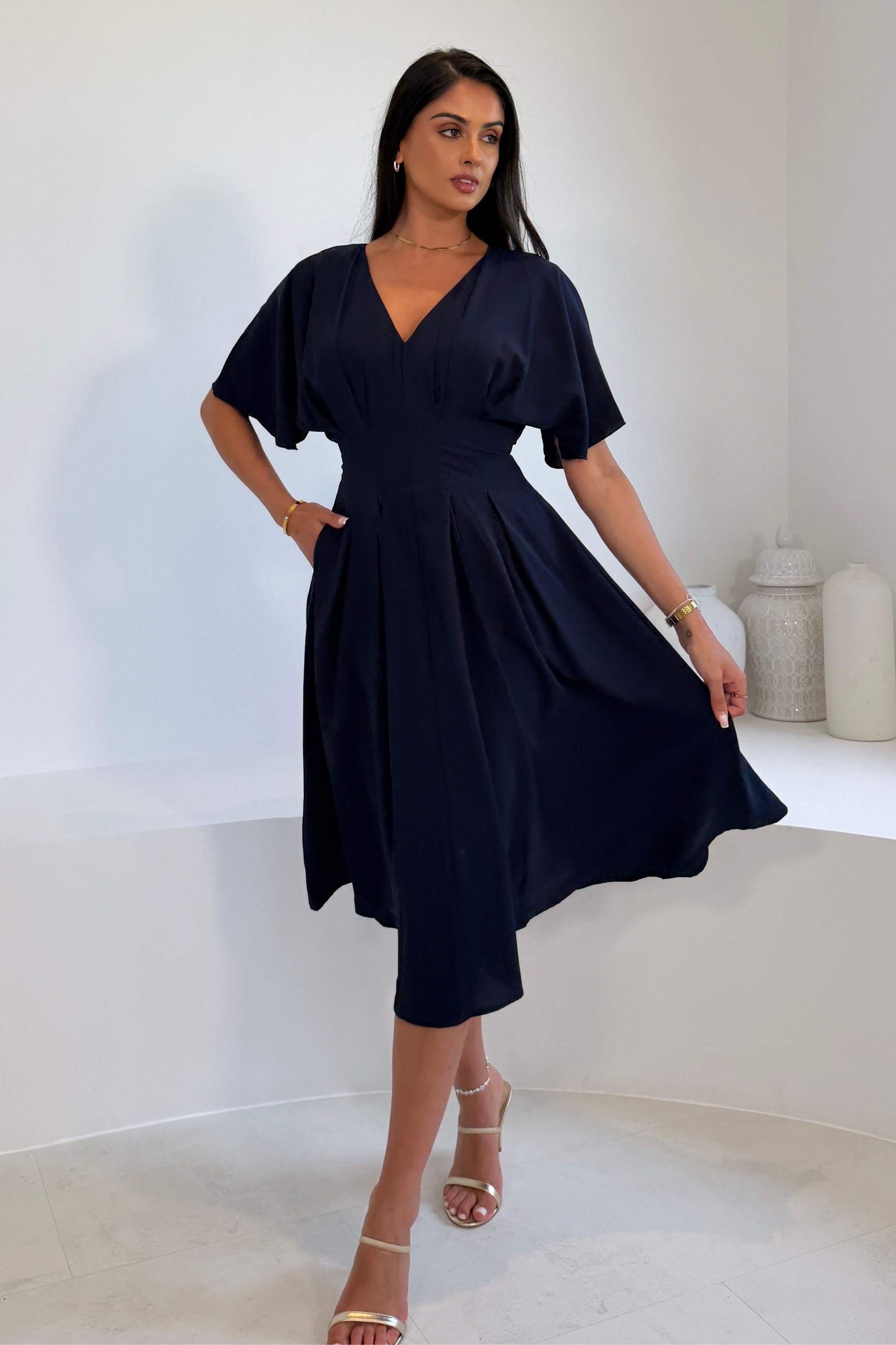 Laura V-Neck Short Sleeve Flowy Navy Midi Dress – Girl In Mind